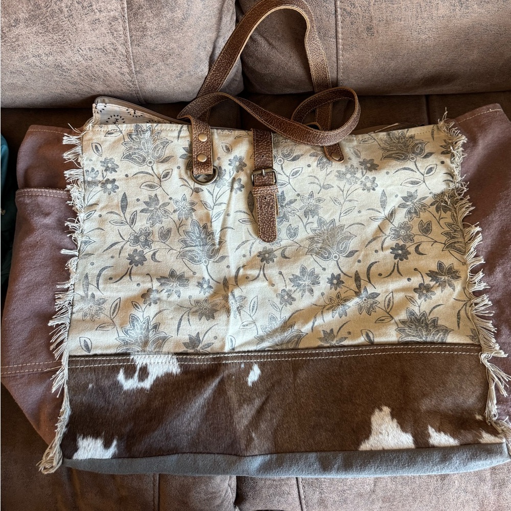 Like new Myra weekender bag.